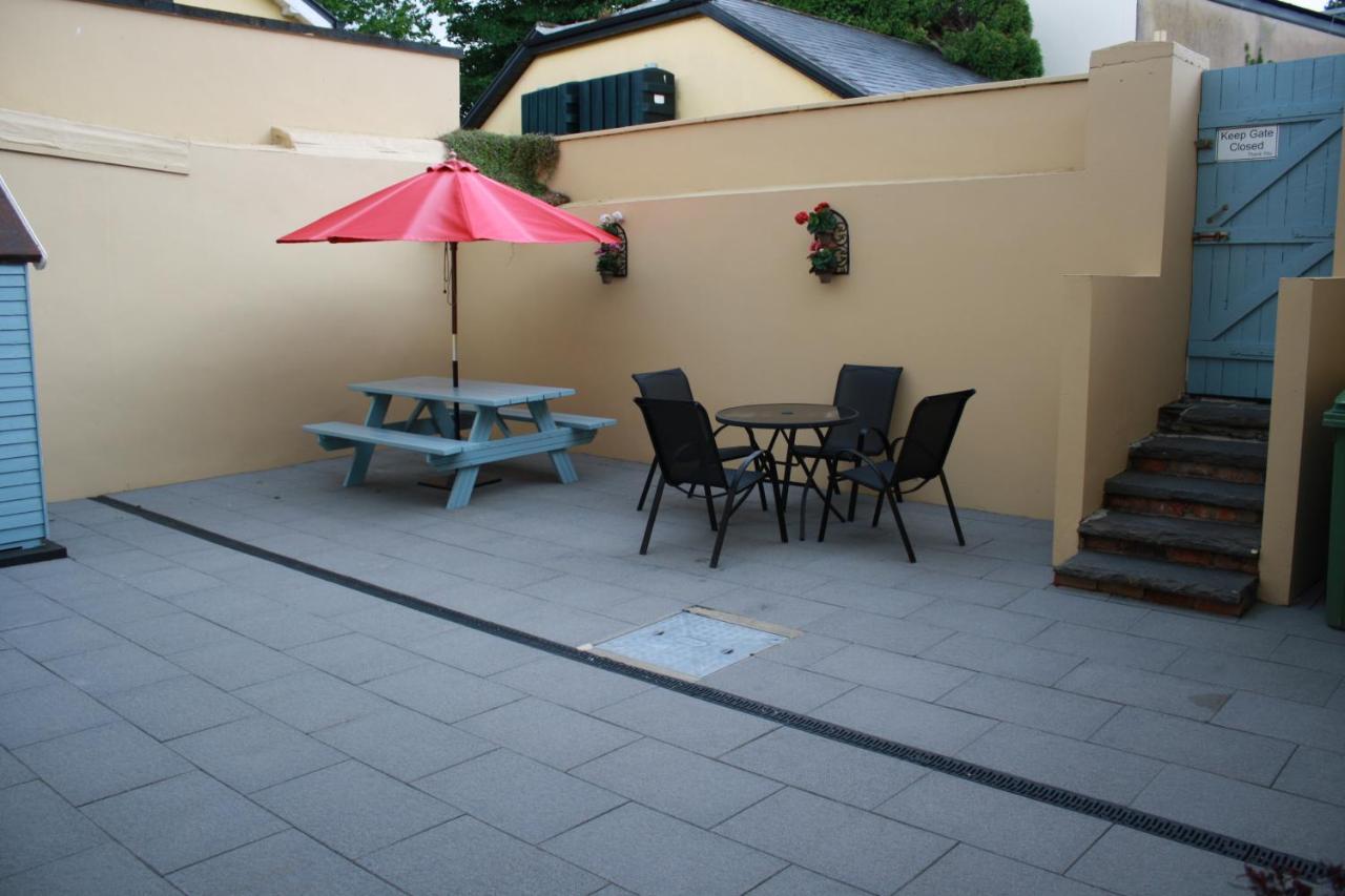 Luxury Townhouse -Free Private Parking- 2 Bedrooms Both En-Suite -Sleeps 5 - Fully Equipped Kitchen, Dining Room- Living Room With Tv Dvd Outside Courtyard With Seating - Fast Wi-Fi- 2-Minute Walk To Town Centre Килларни Экстерьер фото