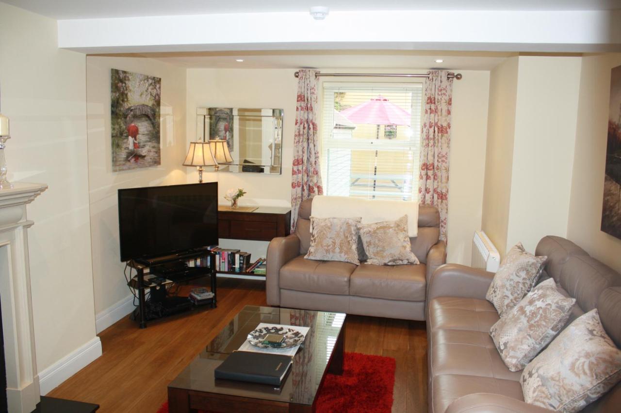 Luxury Townhouse -Free Private Parking- 2 Bedrooms Both En-Suite -Sleeps 5 - Fully Equipped Kitchen, Dining Room- Living Room With Tv Dvd Outside Courtyard With Seating - Fast Wi-Fi- 2-Minute Walk To Town Centre Килларни Экстерьер фото