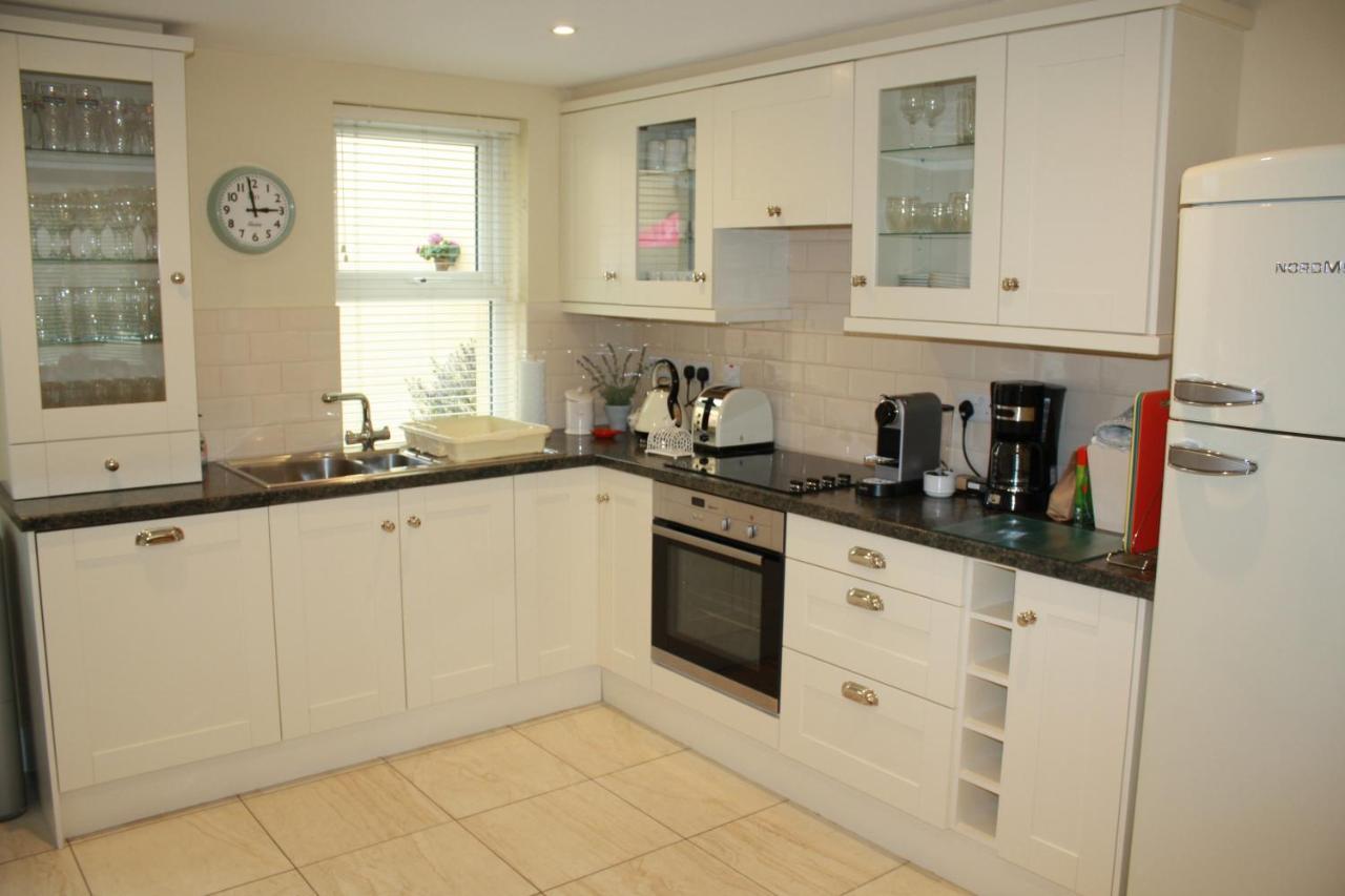 Luxury Townhouse -Free Private Parking- 2 Bedrooms Both En-Suite -Sleeps 5 - Fully Equipped Kitchen, Dining Room- Living Room With Tv Dvd Outside Courtyard With Seating - Fast Wi-Fi- 2-Minute Walk To Town Centre Килларни Экстерьер фото