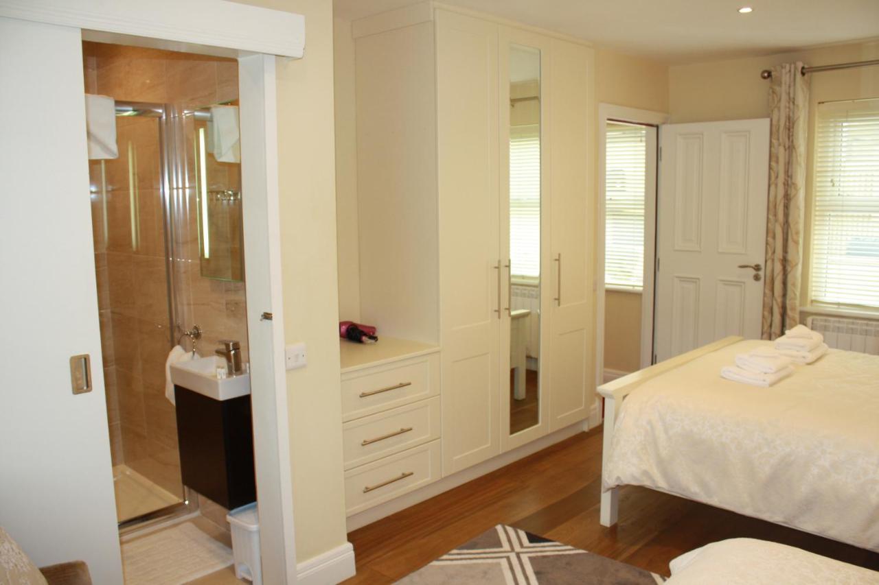 Luxury Townhouse -Free Private Parking- 2 Bedrooms Both En-Suite -Sleeps 5 - Fully Equipped Kitchen, Dining Room- Living Room With Tv Dvd Outside Courtyard With Seating - Fast Wi-Fi- 2-Minute Walk To Town Centre Килларни Экстерьер фото